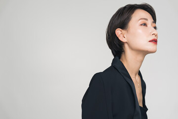 赤いリップメイクをした美しいアジア人女性の横顔。