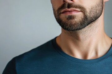 Obraz premium Close-Up of a Man's Beard and Neck in Casual Attire Against a Soft Background