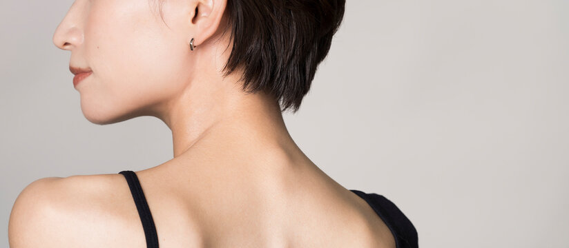 アジア人女性の後ろ姿（うなじ／首）