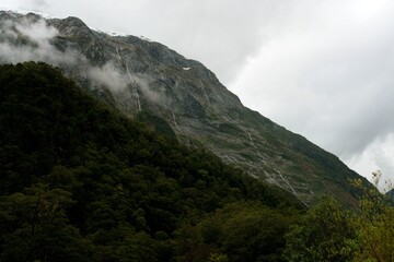 Naklejka premium Close-Up of Majestic Mountains in New Zealand’s Fjords