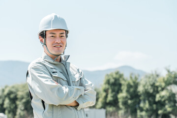 林業・環境保護・工事現場にいる作業着の男性
