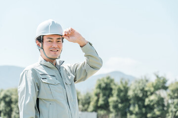 林業・環境保護・工事現場にいる作業着の男性
