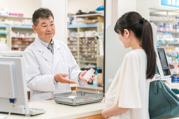 薬局・病院・ドラッグストアで市販薬を処方する薬剤師（処方箋・薬・サプリメント）
