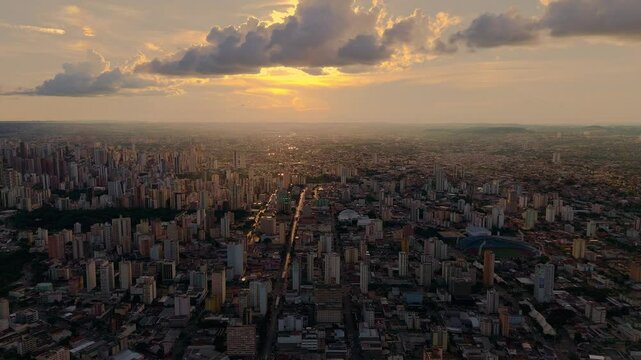 Cidade de Goiania, Goias. Vista a&eacute;rea do centro da cidade ao por do sol