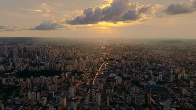 Cidade de Goiania, Goias. Vista a&eacute;rea do centro da cidade ao por do sol