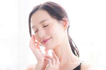 美容のスキンケア、エステなどのイメージで使いやすい素肌感が美しい目を閉じる女性のクローズアップ