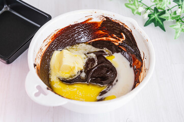 ブラウニー作り　生地を作る　卵と牛乳を加える