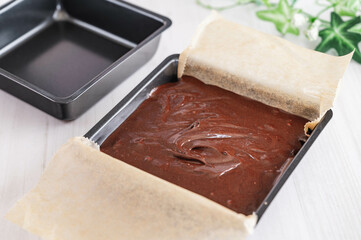 容器にブラウニーの生地を流し込む