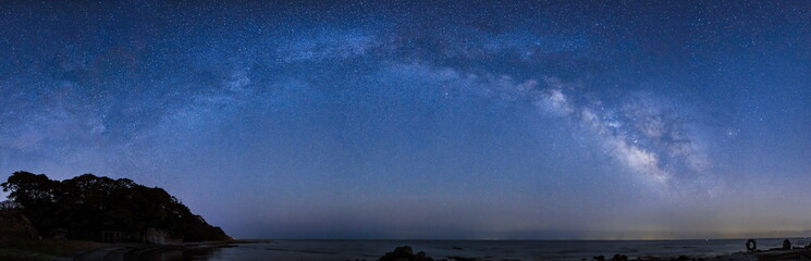 能登半島の海岸から望む天の川のパノラマ写真