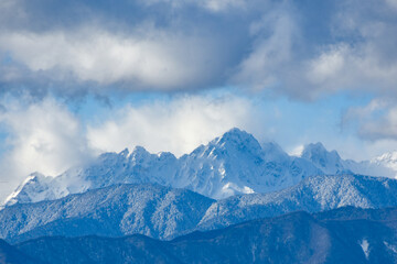 Naklejka premium 信州冬の風景 雪の残る穂高連峰