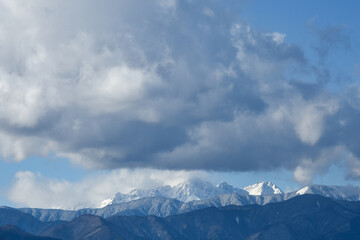 信州冬の風景　雪の残る穂高連峰
