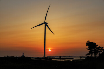 해질녘 바다와 하늘 사이로 바람을 받아들이는 풍력발전기 제주 제주시 한경면 신창리 신창풍차해안도로
