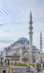 Naklejka premium Exploring Majestic Mosque Architecture: Domes, Minarets, and Courtyard Serenity
