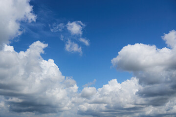 積乱雲が浮かぶ夏の空