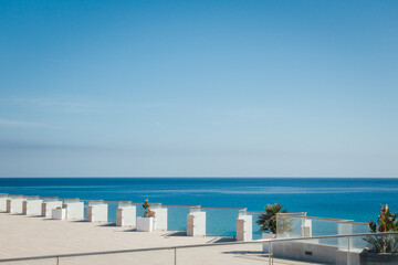 Terrasse sur la mer méditerranée. Espace ouvert sur la mer aux Baléares. Majorque et le béton. Cala San Vicente, Spain.