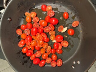 e pomodorini in padella, spicchio di aglio