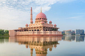 Obraz premium Awesome view of the Putra Mosque at sunrise, Putrajaya, Malaysia