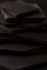 ダークチョコレートの割れた板チョコ