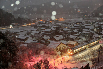 小浜市・妙見宮から雪の夜に西勢の街並みを望む