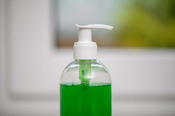 Płyn do mycia naczyń w plastikowym dozowniku z pompką 