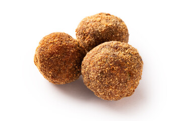 Tre polpette di manzo panate e fritte, isolate su fondo bianco 