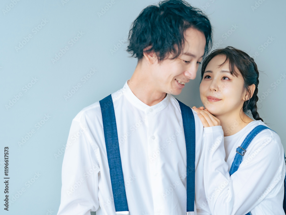 Poster カップル、ブライダル、ウェディング、夫婦、カップルフォト、カジュアル、日本人、おしゃれ、デニム、アメリカン、カントリー、ジーンズ、ファッション、スタイリッシュ、ノームコア、男性、女性、男女、新郎、新婦、ファミリー、写真館、フォトスタジオ、前撮り、コピースペース、広告、アパレル、サロペット、オーバーオール、ブルー、シンプル、笑顔、仲良し、ライフスタイル、コーデ、支える、絆、結婚、婚活、彼氏、彼女、ウ