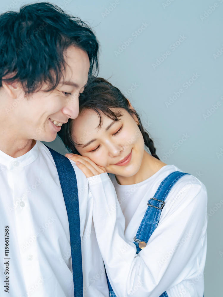 Poster カップル、ブライダル、ウェディング、夫婦、カップルフォト、カジュアル、日本人、おしゃれ、デニム、アメリカン、カントリー、ジーンズ、ファッション、スタイリッシュ、ノームコア、男性、女性、男女、新郎、新婦、ファミリー、写真館、フォトスタジオ、前撮り、コピースペース、広告、アパレル、サロペット、オーバーオール、ブルー、シンプル、笑顔、仲良し、ライフスタイル、コーデ、支える、絆、結婚、婚活、彼氏、彼女、ウ
