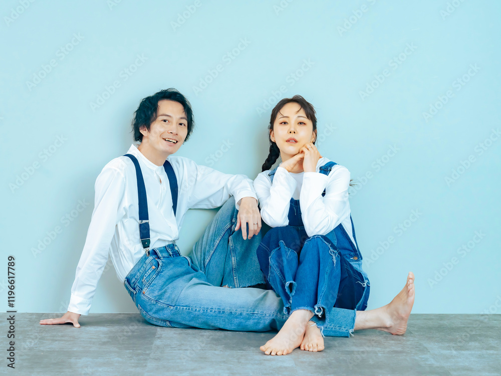 Poster カップル、カジュアル、おしゃれ、ファッション、デニム、ジーンズ、アパレル、笑顔、モデル、かっこいい、ポートレート、カップルフォト、ウェディング、ブライダル、結婚、婚活、マッチング、かわいい、美容、ビューティー、男性、女性、日本人、コピースペース、広告、ウエディング、夫婦、男女、清潔感、シンプル、幸せ、ペア、二人、恋愛、恋人、若い、アメリカン、ウエスタン、カントリー、ノームコア、結婚式、前撮り、写真