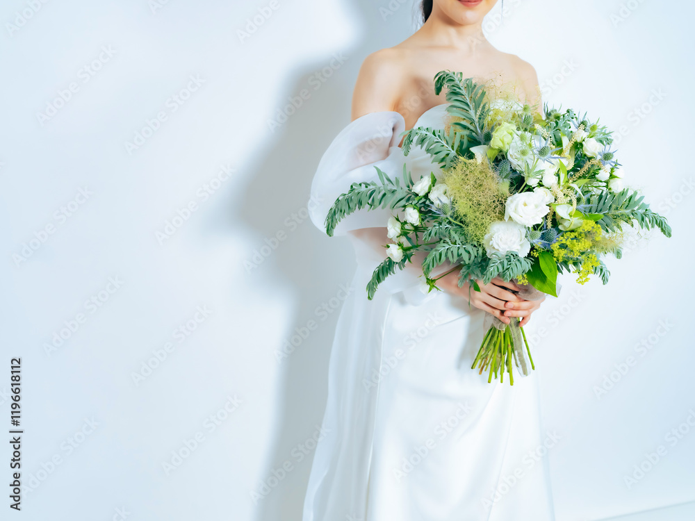 Fototapete ブライダル、ウェディング、女性、花嫁、ブーケ、新婦、ドレス、ソロ、一人、フォト、新婚、写真、セルフ、前撮り、美人、美容、スキンケア、コスメ、化粧品、ビューティー、フラワーアレンジメント、花束、ウエディング、結婚、婚活、結婚式、コピースペース、白バック、広告、ヘアメイク、メイク、ナチュラル、シンプル、オフショルダー、ファッション、お洒落、透明感、若い、20代、30代、美しい、魅力的、日本人、上半身、