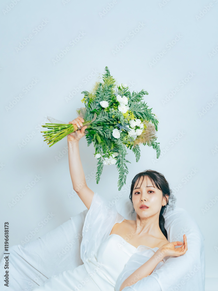 Fototapete ブライダル、花嫁、ブーケ、女性、ウェディング、新婦、ウェディングドレス、ポートレート、日本人、新婚、前撮り、フォト、スタジオ、写真館、婚礼、ドレス、ウエディング、婚活、花束、ナチュラル、コピースペース、白バック、イメージ、ソファー、ホワイト、白、カメラ目線、美容、ビューティー、スキンケア、コスメ、化粧品、美しい、美人、ハッピー、ジューンブライド、若い、結婚、結婚式、幸せ、フラワーアレンジメント、明