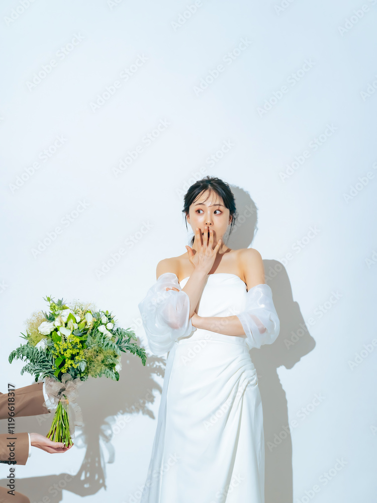Aufkleber ウェディング、花嫁、新婦、女性、自撮り、ウエディング、ブライダル、プロポーズ、婚活、ブーケ、驚く、びっくり、憧れ、ドレス、婚約、告白、日本人、ジューンブライド、笑顔、ハッピー、幸せ、シンプル、カジュアル、セルフ、写真館、フォトスタジオ、コピースペース、広告、白バック、ファッション、おしゃれ、オフショルダー、渡す、プレゼント、サプライズ、カップル、フォト、前撮り、照れる、結婚式、花束、結婚、若い、3