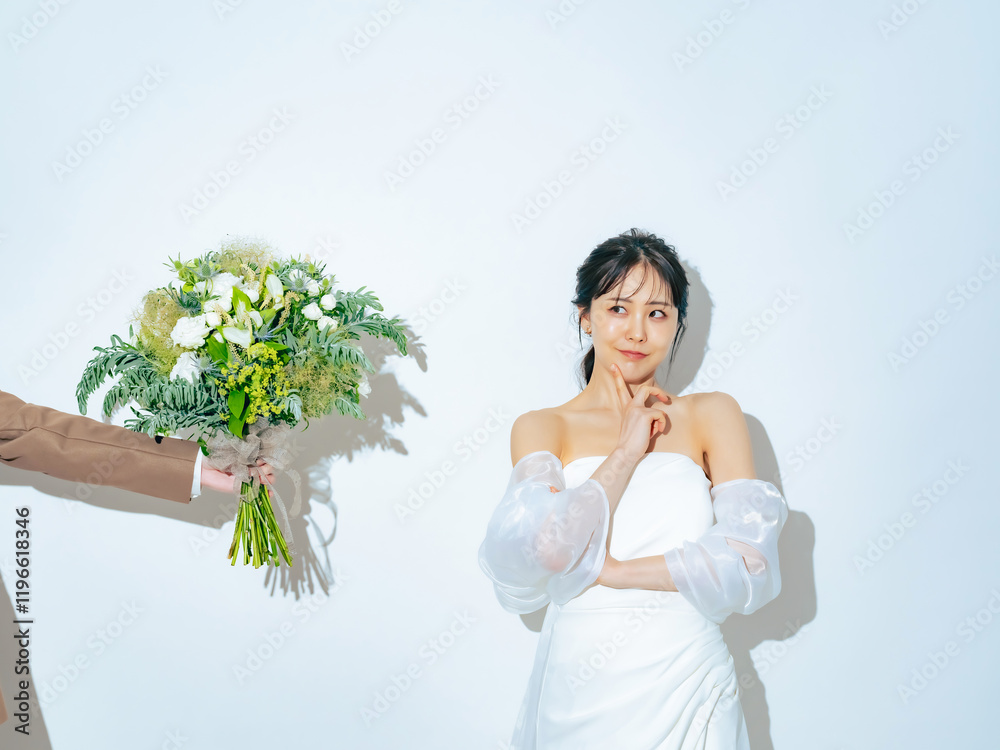 Leinwandbilder ウェディング、花嫁、新婦、自撮り、カップル、ウエディング、ブーケ、プロポーズ、女性、ブライダル、迷う、ドレス、プレゼント、婚活、婚約、告白、日本人、ジューンブライド、笑顔、ハッピー、幸せ、シンプル、カジュアル、セルフ、写真館、フォトスタジオ、コピースペース、広告、白バック、ファッション、おしゃれ、渡す、フォト、前撮り、照れる、結婚式、花束、結婚、若い、30代、美人、ポートレート、悩む、マリッジブル
