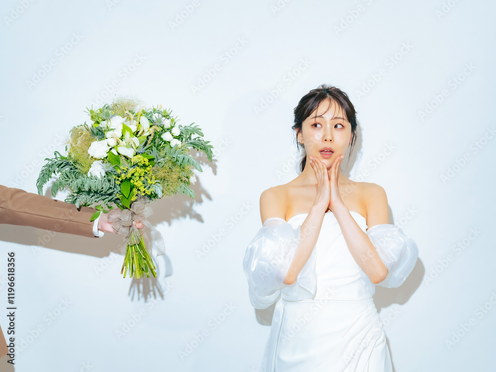 Fototapete ウェディング、花嫁、新婦、女性、自撮り、ウエディング、ブライダル、プロポーズ、婚活、ブーケ、驚く、びっくり、憧れ、ドレス、婚約、告白、日本人、ジューンブライド、笑顔、ハッピー、幸せ、シンプル、カジュアル、セルフ、写真館、フォトスタジオ、コピースペース、広告、白バック、ファッション、おしゃれ、渡す、プレゼント、サプライズ、カップル、フォト、前撮り、結婚式、花束、結婚、若い、30代、美人、美容、ビュー