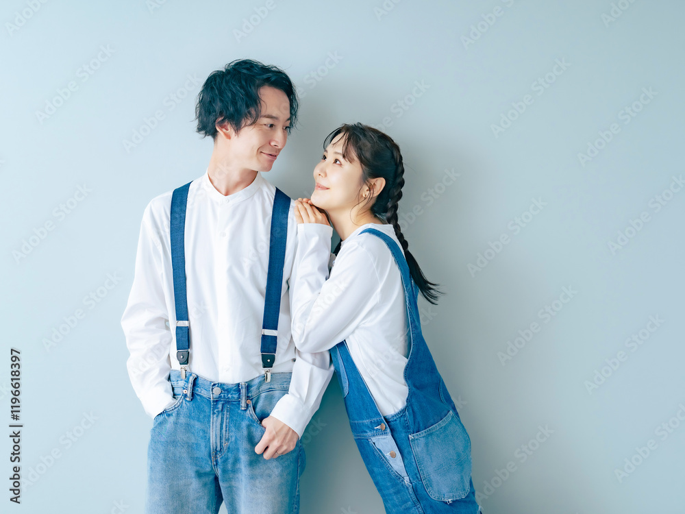 Poster カップル、ブライダル、ウェディング、座る、カップルフォト、カジュアル、おしゃれ、ファッション、前撮り、結婚式、夫婦、恋人、男性、女性、日本人、デニム、ジーンズ、シンプル、ノームコア、清潔感、コピースペース、広告、笑顔、新郎、新婦、花嫁、カントリー、アメリカン、アパレル、20代、30代、ファミリー、仲良し、爽やか、美容、スキンケア、エステ、サロン、オーバーオール、ポートレート、若い、フォトスタジオ、