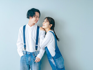 カップル、ブライダル、ウェディング、座る、カップルフォト、カジュアル、おしゃれ、ファッション、前撮り、結婚式、夫婦、恋人、男性、女性、日本人、デニム、ジーンズ、シンプル、ノームコア、清潔感、コピースペース、広告、笑顔、新郎、新婦、花嫁、カントリー、アメリカン、アパレル、20代、30代、ファミリー、仲良し、爽やか、美容、スキンケア、エステ、サロン、オーバーオール、ポートレート、若い、フォトスタジオ、