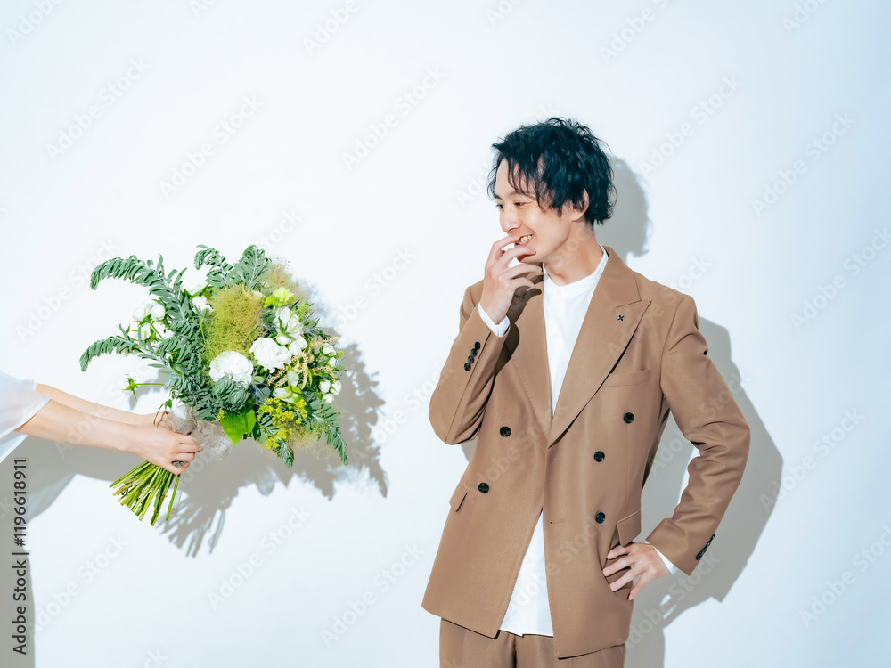 Fototapete ブライダル、ウェディング、男性、新郎、花婿、ウエディング、前撮り、プロポーズ、照れる、婚活、告白、モテる、イケメン、モテモテ、カジュアル、スーツ、タキシード、若い、20代、30代、プレゼント、ブーケ、花束、広告、コピースペース、写真館、フォトスタジオ、フォト、結婚、結婚式、渡す、ハンサム、美容、ファッション、困る、悩む、ジューンブライド、お祝い、祝福、日本人、ポートレート、ミドル、笑顔、ウインク、