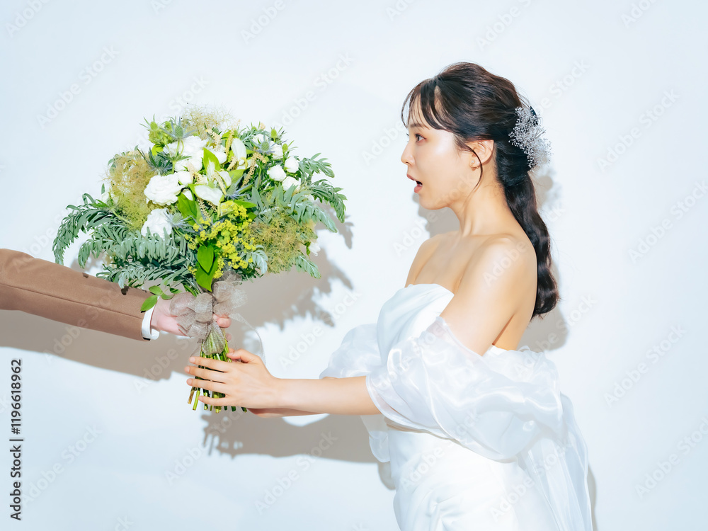 Aufkleber ウェディング、花嫁、新婦、女性、自撮り、ウエディング、ブライダル、プロポーズ、婚活、ブーケ、驚く、びっくり、憧れ、ドレス、婚約、告白、日本人、ジューンブライド、笑顔、ハッピー、幸せ、シンプル、カジュアル、セルフ、写真館、フォトスタジオ、コピースペース、広告、白バック、ファッション、おしゃれ、オフショルダー、渡す、プレゼント、サプライズ、カップル、フォト、前撮り、照れる、結婚式、花束、結婚、若い、3