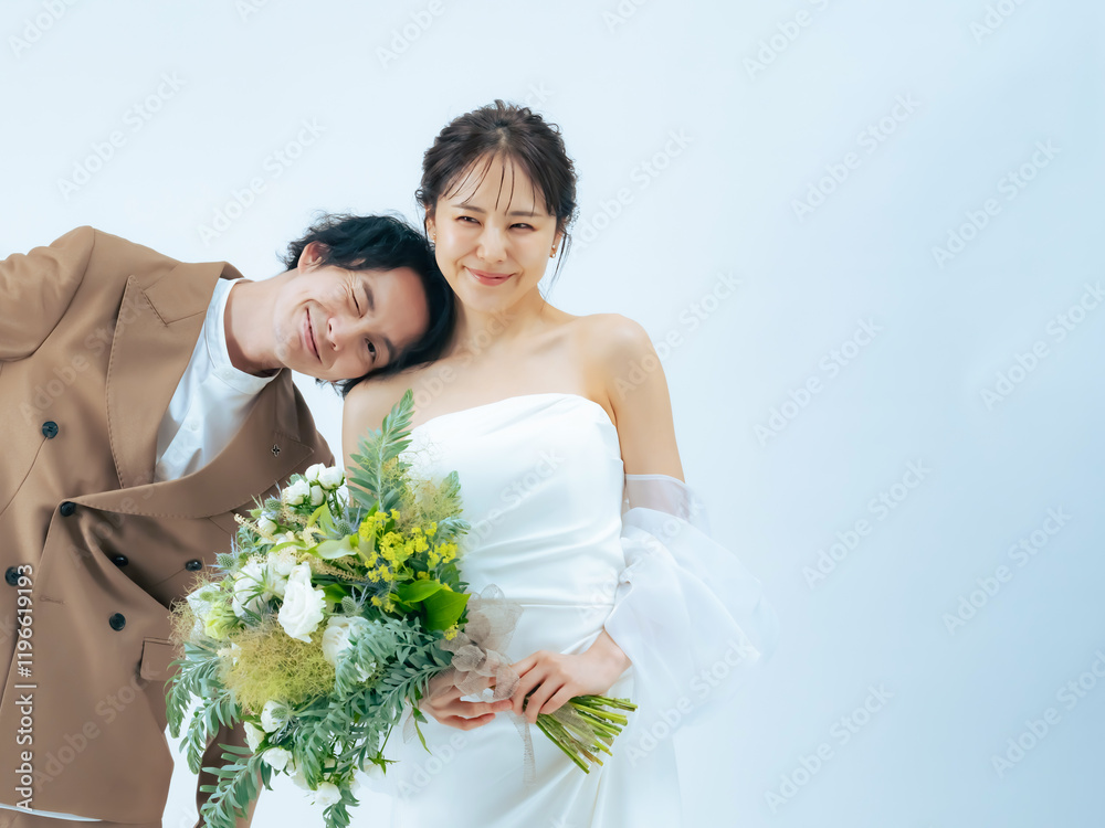 Aufkleber カップル、ウェディング、ブライダル、新郎、新婦、ブライダルフォト、ウェディングフォト、前撮り、ドレス、ウエディング、スタジオ、ブーケ、ハッピー、日本人、結婚、婚活、結婚式、甘える、甘い、幸せ、若い、20代、30代、ジューンブライド、白バック、広告、コピースペース、タキシード、セルフ、男性、女性、男女、花嫁、笑顔、爽やか、ナチュラル、愛情、透明感、清潔感、シンプル、ポートレート、仲良し、パートナー、