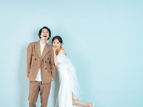 カップル、ウェディング、ブライダル、新郎、新婦、ブライダルフォト、ウェディングフォト、前撮り、ドレス、ウエディング、スタジオ、ハッピー、日本人、結婚、婚活、結婚式、甘える、甘い、幸せ、若い、20代、30代、ジューンブライド、白バック、広告、コピースペース、タキシード、セルフ、男性、女性、男女、花嫁、笑顔、爽やか、ナチュラル、愛情、透明感、清潔感、シンプル、ポートレート、仲良し、パートナー、マッチン