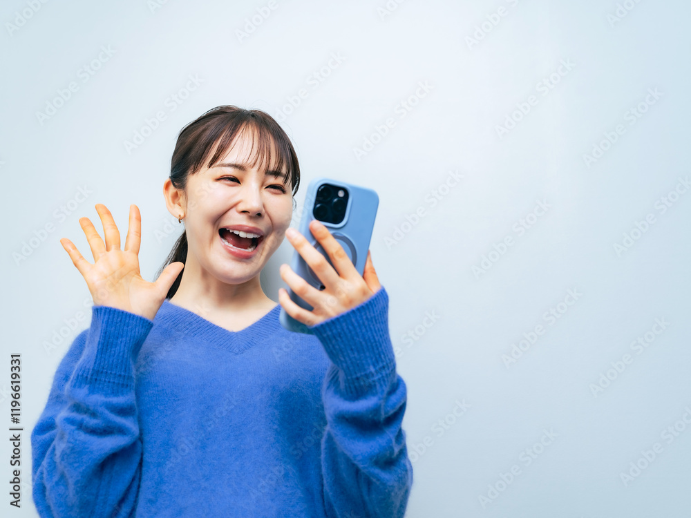 Poster 笑顔、スマホ、女性、キャンペーン、セール、プレゼント、驚く、喜ぶ、嬉しい、アプリ、ラッキー、チャンス、ゲーム、ゲット、当選、合格、勝利、達成、SNS、メール、成功、びっくり、期待、婚活、マッチング、若い、主婦、ビデオ通話、日本人、スマートフォン、ソーシャルメディア、動画、ポイント、クーポン、ECサイト、eコマース、DX、デジタル、データ、会話、チャット、ライブ、配信、楽しい、コピースペース、広告、
