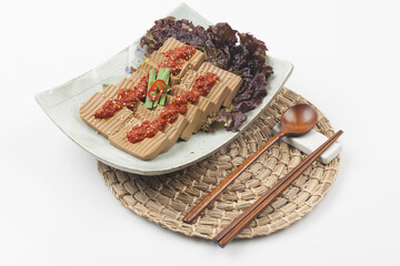 A side dish made with acorn jelly mixed with various vegetables and seasonings.