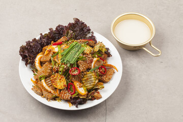 A side dish made with acorn jelly mixed with various vegetables and seasonings.