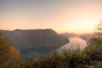 Blick zum Sonnenuntergang vom Monte Brè Schweiz
