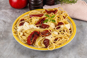 Italian spaghetti with stracciatella and tomato