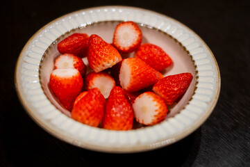 イチゴの入った皿