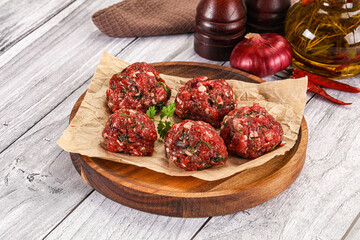 Raw beef meatballs for cooking