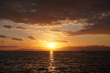 湖に沈むきれいな夕日の風景