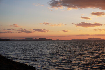 湖に沈むきれいな夕日の風景
