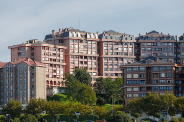 Obraz premium Overview of buildings with individual dwellings for private use in a city.