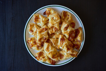 Puff pastry with cheese and prosciutto